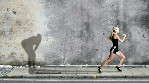 A rapaza corre