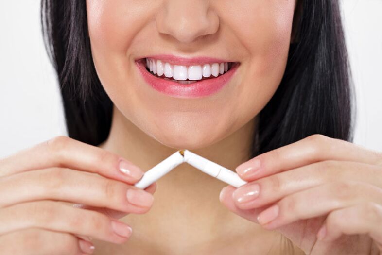 A rapaza rompeu un cigarro